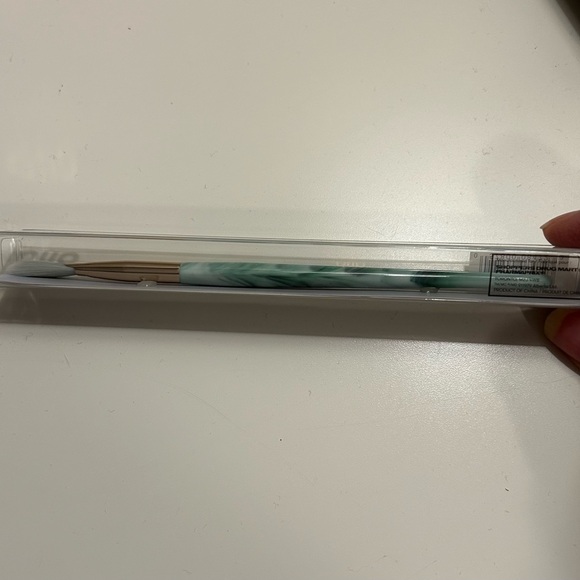 Feathered eye brush by Quo - Picture 2 of 10